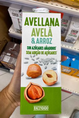 TORREMOLINOS, SPAIN - 29 Ekim 2025: Javier Melus 'un Torremolinos, İspanya' daki Navajas Evi 'ndeki sergisinde, ikonik tarihi konağın içinde anlamlı çağdaş sanat eserleri sergileniyor..
