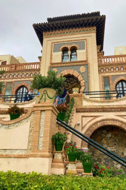 TORREMOLINOS, SPAIN - 29 Ekim 2025: 1925 'te İspanya' nın Torremolinos kentindeki bahçeler ve sergi alanıyla Moorish 'lerin yeniden canlanmasıyla süslenmiş bir saray.