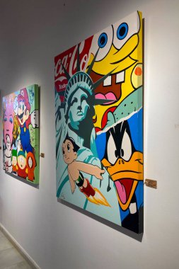 TORREMOLINOS, SPAIN - 29 Ekim 2025: Javier Melus 'un Torremolinos, İspanya' daki Navajas Evi 'ndeki sergisinde, ikonik tarihi konağın içinde anlamlı çağdaş sanat eserleri sergileniyor..