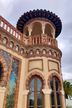 TORREMOLINOS, SPAIN - 29 Ekim 2025: 1925 'te İspanya' nın Torremolinos kentindeki bahçeler ve sergi alanıyla Moorish 'lerin yeniden canlanmasıyla süslenmiş bir saray.