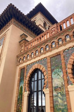 TORREMOLINOS, SPAIN - 29 Ekim 2025: 1925 'te İspanya' nın Torremolinos kentindeki bahçeler ve sergi alanıyla Moorish 'lerin yeniden canlanmasıyla süslenmiş bir saray.