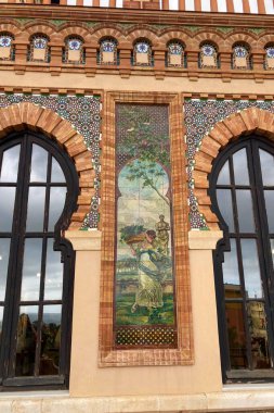 TORREMOLINOS, SPAIN - 29 Ekim 2025: 1925 'te İspanya' nın Torremolinos kentindeki bahçeler ve sergi alanıyla Moorish 'lerin yeniden canlanmasıyla süslenmiş bir saray.