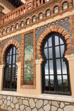 TORREMOLINOS, SPAIN - 29 Ekim 2025: 1925 'te İspanya' nın Torremolinos kentindeki bahçeler ve sergi alanıyla Moorish 'lerin yeniden canlanmasıyla süslenmiş bir saray.