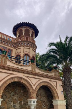 TORREMOLINOS, SPAIN - 29 Ekim 2025: 1925 'te İspanya' nın Torremolinos kentindeki bahçeler ve sergi alanıyla Moorish 'lerin yeniden canlanmasıyla süslenmiş bir saray.