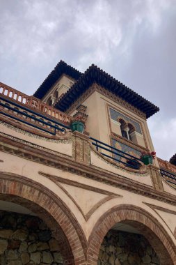 TORREMOLINOS, SPAIN - 29 Ekim 2025: 1925 'te İspanya' nın Torremolinos kentindeki bahçeler ve sergi alanıyla Moorish 'lerin yeniden canlanmasıyla süslenmiş bir saray.