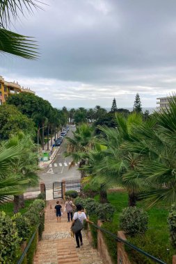 TORREMOLINOS, SPAIN - 29 Ekim 2025: 1925 'te İspanya' nın Torremolinos kentindeki bahçeler ve sergi alanıyla Moorish 'lerin yeniden canlanmasıyla süslenmiş bir saray.