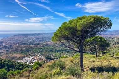 Panoramik manzara, Mijas zirvesine çıkan manzaralı yürüyüş yolundan yayılıyor ve Endülüs, Malaga, İspanya 'nın büyüleyici manzaralarını gözler önüne seriyor.