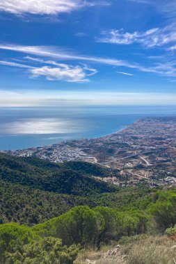 Panoramik manzara, Mijas zirvesine çıkan manzaralı yürüyüş yolundan yayılıyor ve Endülüs, Malaga, İspanya 'nın büyüleyici manzaralarını gözler önüne seriyor.