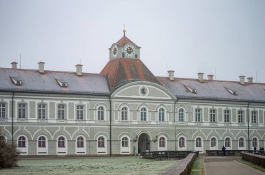 MUNİH, GERMANY - 1 Aralık 2024 Nymphenburg Sarayı 'nda (Schloss Nymphenburg) sabah sisi, Almanya' nın Münih kentinde Wittelsbach Hanedanı 'nın ana yazlık ikametgahı olarak hizmet veren Barok Sarayı.