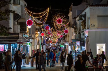 TORREMOLINOS, İspanya - 7 Aralık 2024: Torremolinos, İspanya 'da Noel ışıkları ve dekorasyonları 7 Aralık 2024