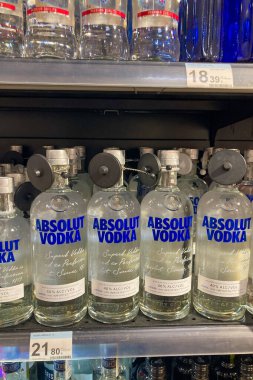 MALAGA, İspanya - 1 Aralık 2025: Malaga, İspanya 'daki Carrefour' un ünlü markalarından alınan alkolle dolu raflar, çok çeşitli içki, şarap ve kaliteli içecekler sergilemektedir..