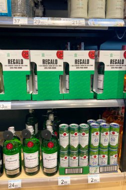 MALAGA, İspanya - 1 Aralık 2025: Malaga, İspanya 'daki Carrefour' un ünlü markalarından alınan alkolle dolu raflar, çok çeşitli içki, şarap ve kaliteli içecekler sergilemektedir..