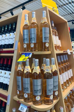 MALAGA, İspanya - 1 Aralık 2025: Malaga, İspanya 'daki Carrefour' un ünlü markalarından alınan alkolle dolu raflar, çok çeşitli içki, şarap ve kaliteli içecekler sergilemektedir..