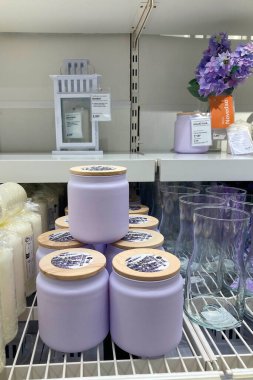 MALAGA, İspanya - 2 Aralık 2025: İspanya 'nın Malaga kentindeki IKEA' da Noel dekorasyonu ve eşyaları, gösterişli ev dekorasyonları, mevsimlik süsler ve parlak tatil vitrinleri.