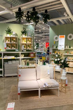 MALAGA, İspanya - 2 Aralık 2025: İspanya 'nın Malaga kentindeki IKEA' da Noel dekorasyonu ve eşyaları, gösterişli ev dekorasyonları, mevsimlik süsler ve parlak tatil vitrinleri.