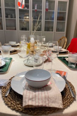 MALAGA, İspanya - 2 Aralık 2025: İspanya 'nın Malaga kentindeki IKEA' da Noel dekorasyonu ve eşyaları, gösterişli ev dekorasyonları, mevsimlik süsler ve parlak tatil vitrinleri.