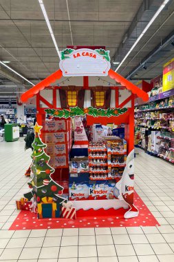 TORREMOLINOS, SPAIN - 3 ARALIK 2025: İspanya 'nın Torremolinos kentindeki Carrefour' da Noel rafları, rengarenk ziyafet ve mevsimsel tatil paketlerinin çeşitli çeşitlerini göstermektedir.