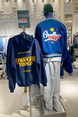 FUENGIROLA, SPAIN - 3 Aralık 2025: Fuengirola, İspanya 'daki Çek Ayısı mağazasında Yabancı Şeyler giyim koleksiyonu, popüler serilerden ve ikonik karakterlerden esinlenilmiş temalı giysiler içermektedir.