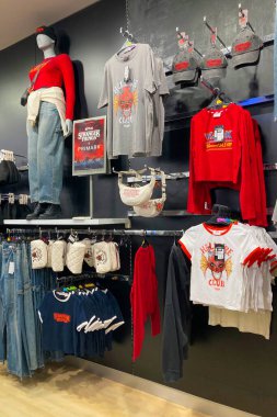 FUENGIROLA, İspanya - 3 Aralık 2025: Yabancı Şeyler serisinden bir elbise ve aksesuar koleksiyonu, temalı tasarımlar ve popüler karakterlerin yer aldığı Primark, İspanya 'da sergilenmektedir.