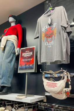 FUENGIROLA, İspanya - 3 Aralık 2025: Yabancı Şeyler serisinden bir elbise ve aksesuar koleksiyonu, temalı tasarımlar ve popüler karakterlerin yer aldığı Primark, İspanya 'da sergilenmektedir.