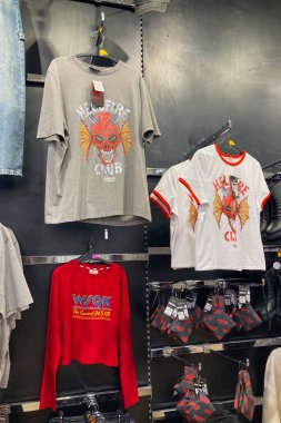 FUENGIROLA, İspanya - 3 Aralık 2025: Yabancı Şeyler serisinden bir elbise ve aksesuar koleksiyonu, temalı tasarımlar ve popüler karakterlerin yer aldığı Primark, İspanya 'da sergilenmektedir.