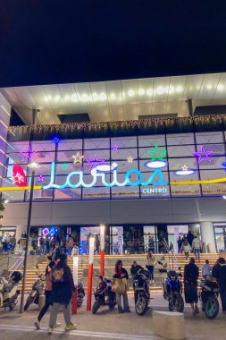 MALAGA, İspanya - 21 Aralık 2024 'te şehir merkezi büyüleyici Noel süslemeleriyle parlayarak İspanya' nın Malaga kentinde şenlikli bir harikalar diyarı yarattı.