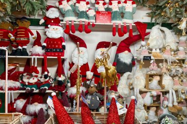 MALAGA, İspanya - 21 Aralık 2024 'te şehir merkezi büyüleyici Noel süslemeleriyle parlayarak İspanya' nın Malaga kentinde şenlikli bir harikalar diyarı yarattı.