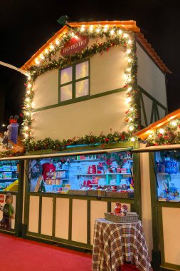 MALAGA, İspanya - 21 Aralık 2024 'te şehir merkezi büyüleyici Noel süslemeleriyle parlayarak İspanya' nın Malaga kentinde şenlikli bir harikalar diyarı yarattı.