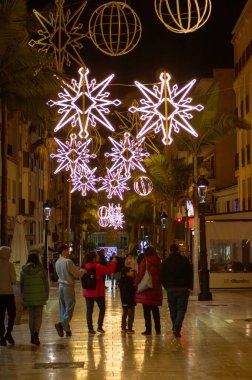 BENALMADENA, İspanya - 14 Aralık 2024: Benalmadena Noel ışıkları ve dekorasyonlarıyla parıldıyor, büyülü bir tatil atmosferi yaratıyor