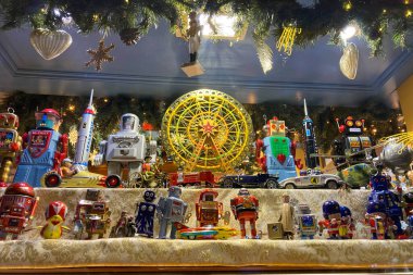 MALAGA, İspanya - 7 Aralık 2025: Paco Jose Patates Kafe, Malaga, İspanya 'da sıcak bir tatil ortamı yaratarak Noel oyuncakları ve şenlik süsleriyle süslenmiştir..