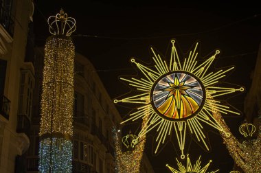MALAGA, İSPAN 7 Aralık 2025: Larios ana caddesi, İspanya 'nın Malaga kentinde şenlikli bir tatil ortamı yaratarak Noel süslemelerini aydınlatıyor..
