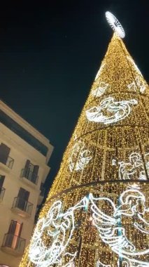 MALAGA, İSPAN 7 Aralık 2025: Larios ana caddesi, İspanya 'nın Malaga kentinde şenlikli bir tatil ortamı yaratarak Noel süslemelerini aydınlatıyor..