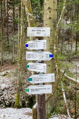 SLOVAKIA, SLIVENSKY RAJ - 1 Ocak 2025: Slovakya, Slovensky Raj Ulusal Parkı 'ndaki Tomasovsky manzarasına soğuk bir kış yürüyüşü