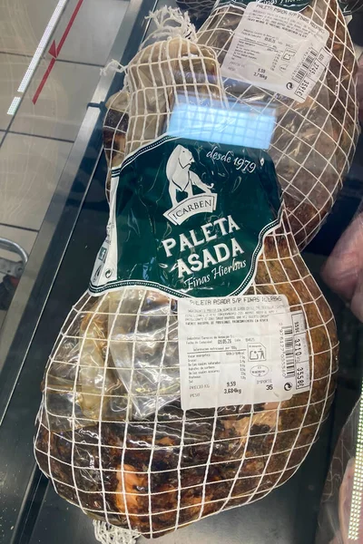BENALMADENA, İspanya - 13 Aralık 2025: Terbiye edilmiş domuz bacağı taze ve İspanya 'nın Malaga kentindeki bir Carrefour süpermarketinde pişirilmeye hazır.