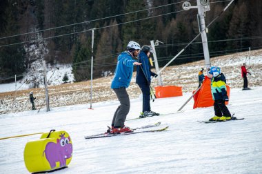 VERNAR, SLOVAKIA - 6 Ocak 2025: Karlı yamaçlar ve Vernar Studnicky 'nin kayak kaldırışları Slovakya dağlarında barışçıl bir kış sporu ortamı yarattı.