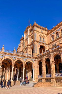 SEVILLA, İspanya - 25 Aralık 2025 İkonik İspanya Meydanı Büyük mimari, fayanslı köprüler ve Sevilla, İspanya 'da canlı bir şehir atmosferi sergiliyor.