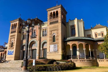 SEVILLA, İspanya - 25 Aralık 2025: Popüler Sanat ve Gümrük Müzesi, İspanya 'nın Sevilla kentinde tarihi bir pavyonda geleneksel Endülüs kültürü ve mirasını sergiliyor.