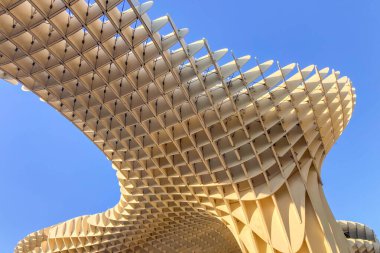 SEVILLA, İspanya - 25 ARALIK 2025 Şenlikli bir Noel pazarı Sevilla, Sevilla 'da canlı bir tatil sahnesi yaratarak Setas de Sevilla' nın altındaki meydanı dolduruyor..