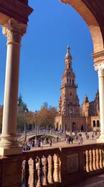 SEVILLA, İspanya - 25 Aralık 2025 İkonik İspanya Meydanı Büyük mimari, fayanslı köprüler ve Sevilla, İspanya 'da canlı bir şehir atmosferi sergiliyor.