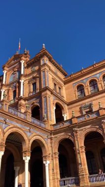 SEVILLA, İspanya - 25 Aralık 2025 İkonik İspanya Meydanı Büyük mimari, fayanslı köprüler ve Sevilla, İspanya 'da canlı bir şehir atmosferi sergiliyor.