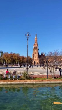 SEVILLA, İspanya - 25 Aralık 2025 İkonik İspanya Meydanı Büyük mimari, fayanslı köprüler ve Sevilla, İspanya 'da canlı bir şehir atmosferi sergiliyor.