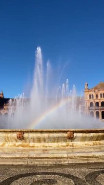 SEVILLA, İspanya - 25 Aralık 2025 İkonik İspanya Meydanı Büyük mimari, fayanslı köprüler ve Sevilla, İspanya 'da canlı bir şehir atmosferi sergiliyor.