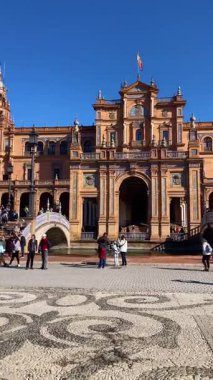 SEVILLA, İspanya - 25 Aralık 2025 İkonik İspanya Meydanı Büyük mimari, fayanslı köprüler ve Sevilla, İspanya 'da canlı bir şehir atmosferi sergiliyor.