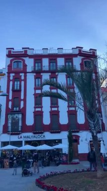 SEVILLA, İspanya - 25 Aralık 2025: Şık şehir merkezi mimarisi Sevilla, İspanya 'da tarihi cazibe ve canlı şehir karakterini gözler önüne serdi.