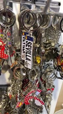 SEVILLA, İspanya - 25 Aralık 2025: Renkli bir hediyelik eşya dükkanı Sevilla, İspanya 'da canlı seyahat ruhunu yakalayan yerel el sanatları ve hediyeler sergiliyor.