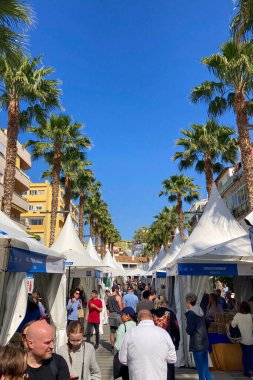 TORREMOLINOS, İSPAN - 28 Şubat 2025: Gıda pazarı - İspanya 'nın Torremolinos kentindeki Malaga' nın Tadı