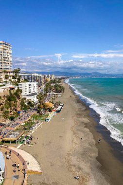 TORREMOLINOS, İspanya - 28 Şubat 2025 'te İspanya' nın Torremolinos kentindeki Sansuena Viewpoint 'ten deniz manzarası