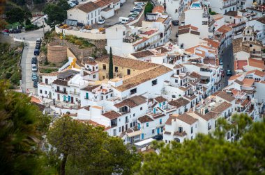 İspanya 'nın Frigiliana kentindeki eski bir sulama hendeği boyunca bir yürüyüş yolundan çevresindeki dağların ve resimli köyün manzarası..