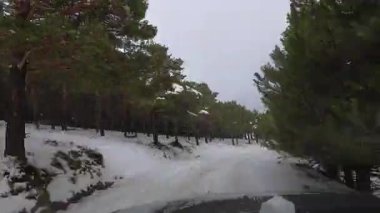 SIERRA NEVADA, İspanya - 30 ARALIK 2025: Karla kaplı bir yol, İspanya 'nın Sierra Nevada kentindeki el değmemiş kış dağ manzaralarını gözler önüne serer. Zaman aşımı serisi.