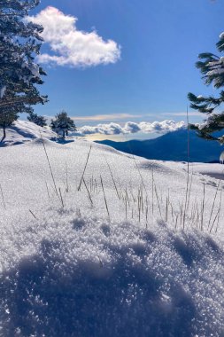 El değmemiş kış dağ manzaraları, İspanya 'nın Sierra Nevada kentindeki karla kaplı tepeleri ve el değmemiş dağlık arazileri gösteriyor..